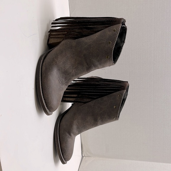 BOOTS, FRINGE, ANKLE,  7” tall, 6.5, Woman’s, seems wide width. comfortable - Picture 3 of 8